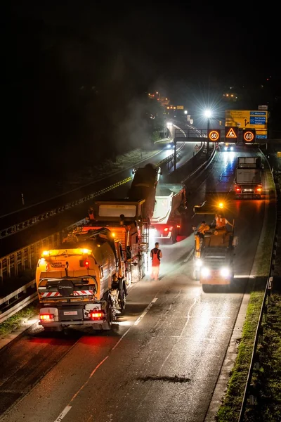 Road works, removal of old asphalt pavement at night — Stock Photo, Image