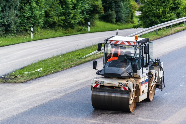 Rouleau de route pendant les travaux de pavage d'asphalte — Photo