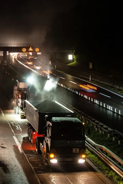 Lavori stradali, rimozione di vecchie pavimentazioni in asfalto di notte — Foto Stock