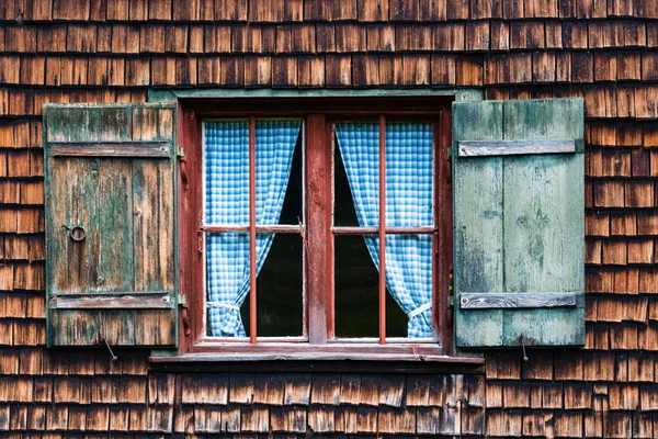 Idyllic Bavarian alpine cottage window — Stock Photo, Image