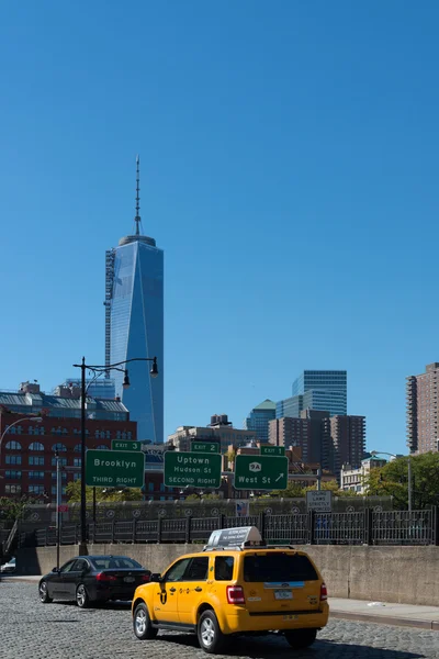 Нижний Манхэттен с башней Свободы — стоковое фото