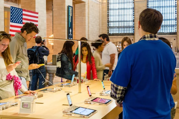 Apple iphone 5c w apple store w dworzec grand central — Zdjęcie stockowe