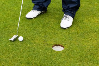 golf oyuncusu topa vuruyor