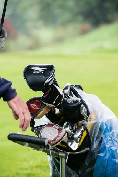 Golf club instellen in draagtas tijdens regen — Stockfoto