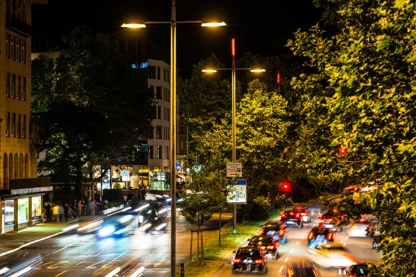 Verkeer in stuttgart bij nacht — Stockfoto