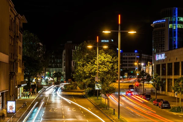 Liikenne Stuttgartissa yöllä — kuvapankkivalokuva