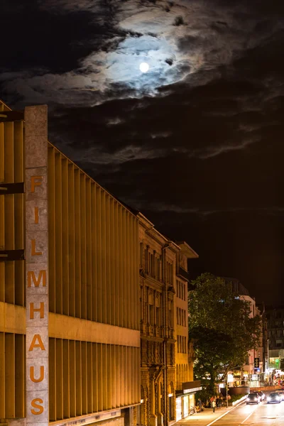 Πλήρες φεγγάρι πάνω από filmhaus, Στουτγάρδη — Φωτογραφία Αρχείου