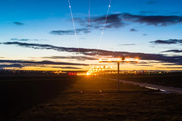 Närmar sig flygplatsen i skymningen — Stockfoto