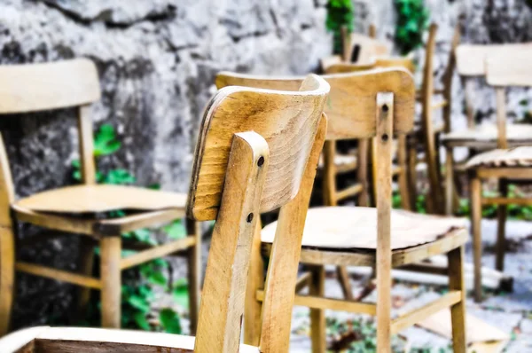 Винтажные школьные стулья — стоковое фото