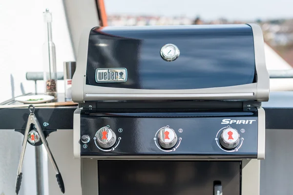 Weber Gas Grill Spirit S320 (модель 2014) ) — стоковое фото