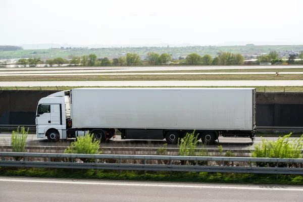 Weißer LKW fährt auf Autobahn — Stockfoto