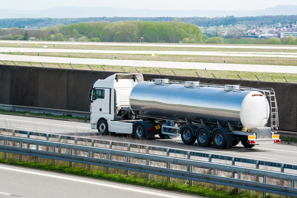 Ciężarówka cysterna na autostradzie Zdjęcia Stockowe bez tantiem