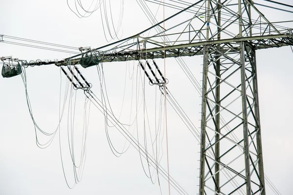 Yüksek gerilim elektrik direği inşaat işleri — Stok fotoğraf