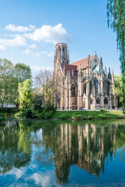 Saint johns Protestan Kilisesi üzerinde ateş göle Stuttgart, Almanya
