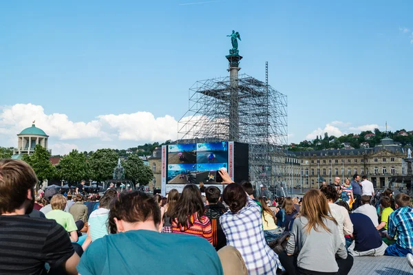 Люди наслаждаются кинотеатром под открытым небом в центре города Мбаппе (Германия) ) — стоковое фото