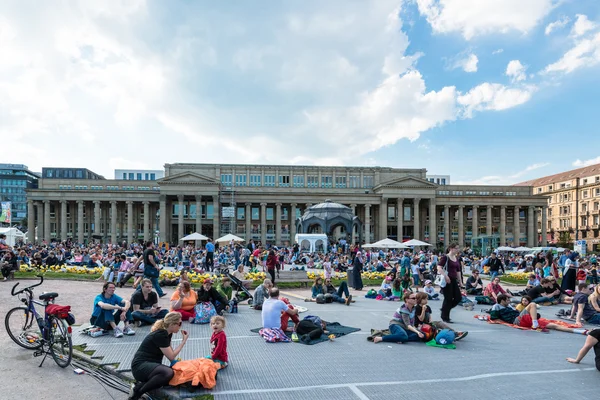 Pessoas desfrutando de cinema ao ar livre no centro da cidade de Estugarda (Alemanha ) — Fotografia de Stock