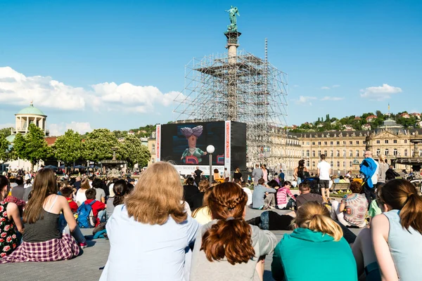 Gente disfrutando del cine al aire libre en el centro de Stuttgart (Alemania) ) —  Fotos de Stock