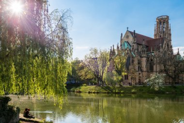 Saint johns Protestan Kilisesi üzerinde ateş göle Stuttgart, Almanya