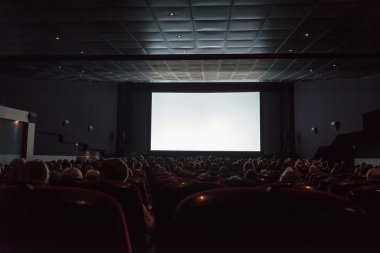 seyirci ile boş sinema ekran