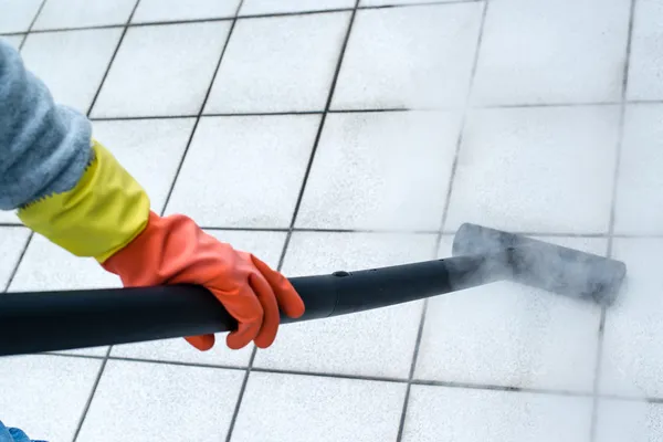 Frau benutzt Dampfreiniger — Stockfoto