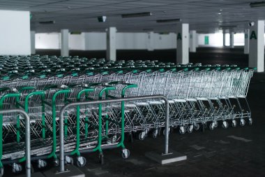 alışveriş sepetlerini terkedilmiş bir araba parkı içinde satır