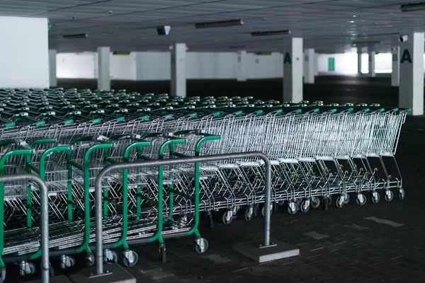 Righe di carrelli della spesa nel parcheggio abbandonato — Foto Stock