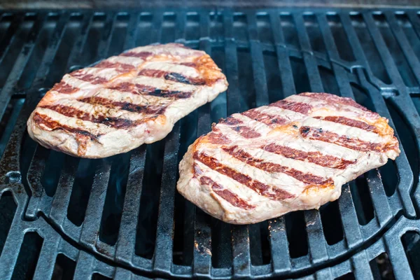 Hovězí steaky na grilu — Stock fotografie
