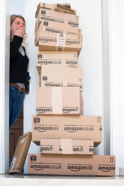 kadın tarafından Amazon.com teslim şok