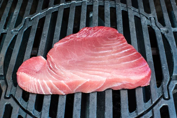 Thunfischsteak auf Grill — Stockfoto