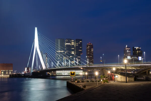 Most Erasmus v Rotterdamu v noci — Stock fotografie