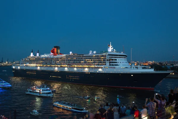 Queen mary 2 - lyxiga kryssningsfartyget — Stockfoto