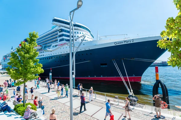 Queen Mary 2 - das luxuriöse Kreuzfahrtschiff in Hamburg — Stockfoto