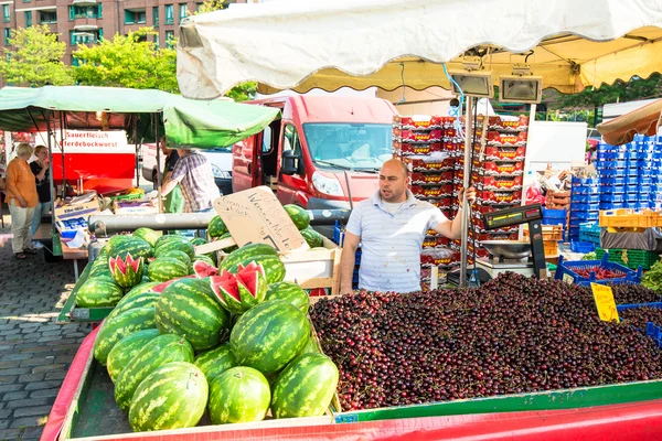 Gemüsehändler am alten Fischmarkt am Hamburger Hafen, Deutschland — Stockfoto