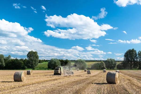 Tracteur générant des rouleaux de foin — Photo