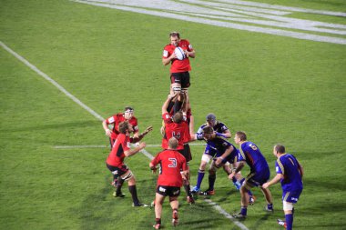 Süper rugby oyuncuları içini kaplamak-dışarı atmak