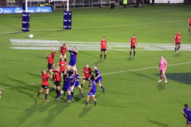 Süper rugby oyuncuları içini kaplamak-dışarı atmak