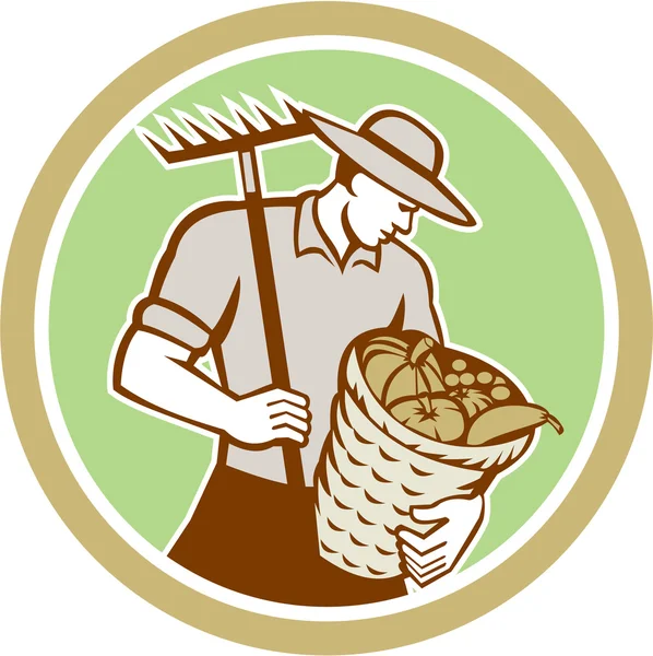 Campesino orgánico que sostiene la cesta de la cosecha del rastrillo Retro — Vector de stock