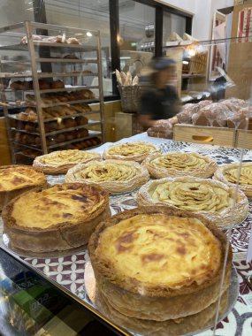 Bir fırında ya da fırında tereyağlı börekte taze elmadan yapılmış bir elmanın fotoğrafı.. 