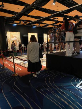 18 Ocak 2022, AUCKLAND, NEW ZEALAND: Ziyaretçiler Yeni Zelanda Auckland 'daki Aotea Center' da Michelangelo A Different View sergisinde Sistine Chapel 'in tavandaki fresk resimlerini görüyorlar..