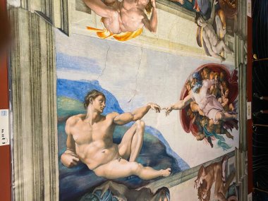 Ocak 18, 2022, AUCKLAND, NEW ZEALAND: Michelangelo 'nun Michelangelo sergisi sırasında yaptığı Genesis Tavan Freski tablosundan Adem' in yaratılışının yakın çekimi.