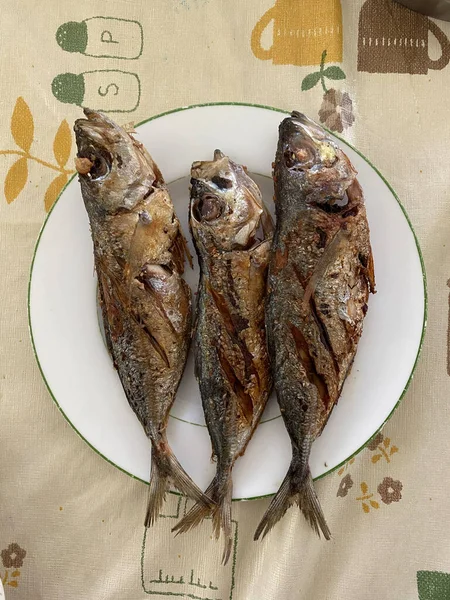 Photo Fried Tamarong Matambaka Mackerel Scad Decapterus Macarellus Served Plate — Stock Photo, Image