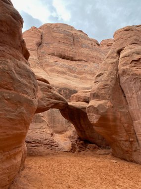 Amerika Birleşik Devletleri 'nin Moab, Utah kentindeki Arches Ulusal Parkı' nda bulunan kum tepesi kemerinin fotoğrafı..