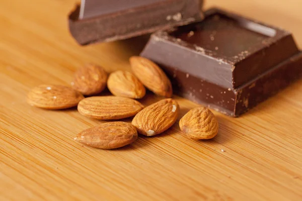 Chocolade en amandelen — Stockfoto