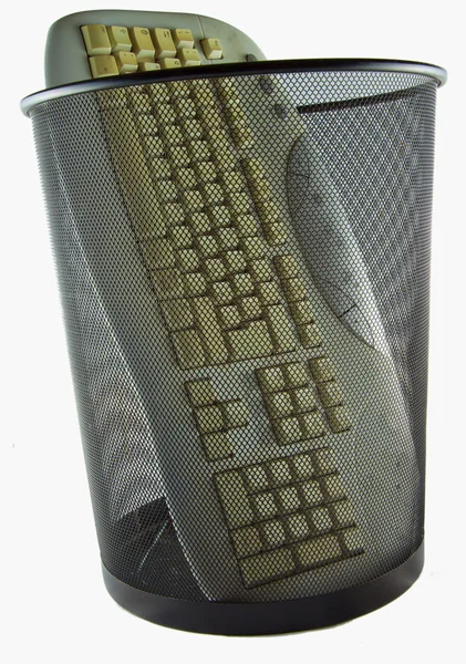Клавіатура в сміттєвій банці — стокове фото