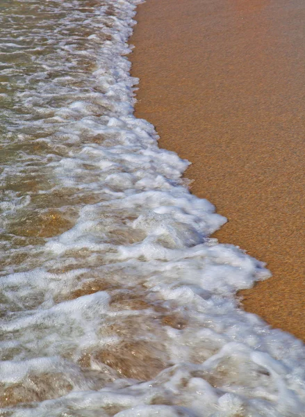 Marea vine la plajă — Fotografie, imagine de stoc