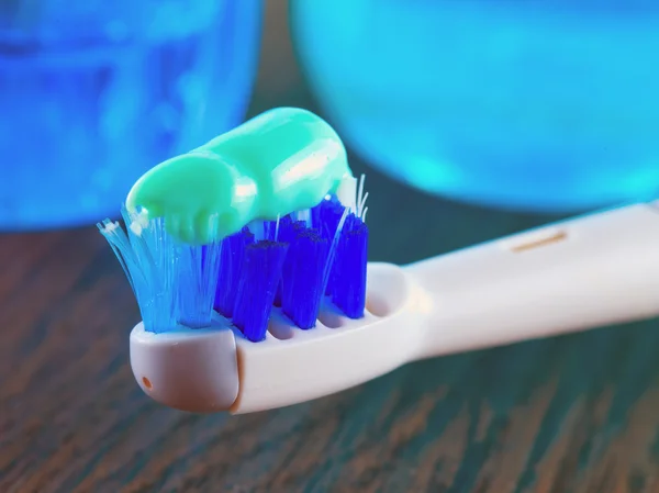 Escova de dentes, pasta de dentes e enxaguatório bucal — Fotografia de Stock