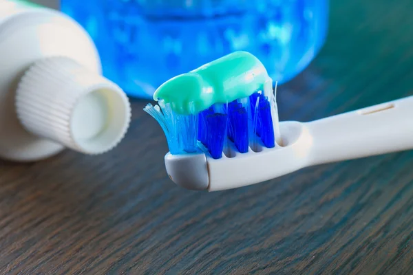 Cepillo de dientes, pasta de dientes y enjuague bucal —  Fotos de Stock