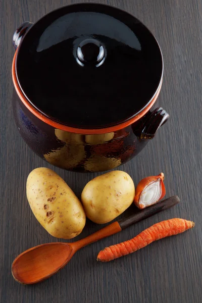 Produtos hortícolas e panela — Fotografia de Stock