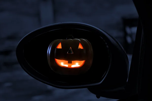 Jack-o-Lantern in rearviewmirror — Stock Photo, Image