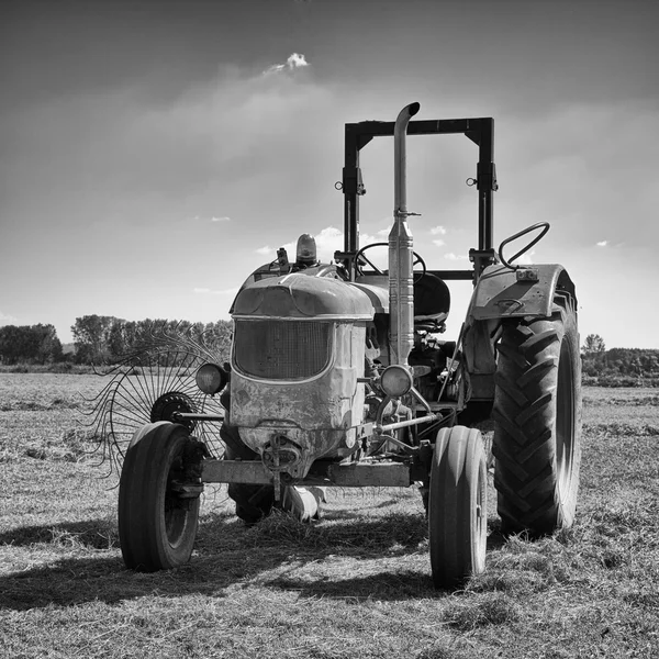 Starý traktor — Stock fotografie